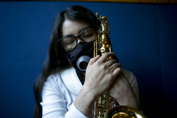 María Elena Ríos sostiene su saxofón al final de un ensayo en la Facultad de Música de la Universidad Nacional Autónoma de México, en la Ciudad de México, el martes 14 de febrero de 2023. 