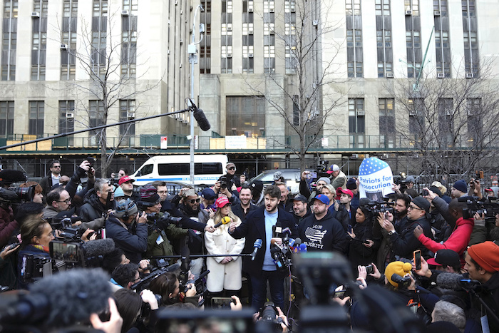 Gavin Wax, presidente del Club de Jóvenes Republicanos de Nueva York, pronuncia un discurso durante un mitin en apoyo al expresidente Donald Trump frente al edificio del tribunal penal de Nueva York, el lunes 20 de marzo de 2023.