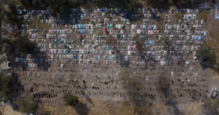 Tumbas para enterrar a las víctimas de la COVID-19 en un panteón de la Ciudad de México.