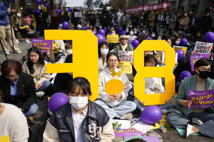 Participantes sostienen símbolos que representan el Día Internacional de la Mujer durante una manifestación en Seúl, Corea del Sur, el 8 de marzo de 2023. 