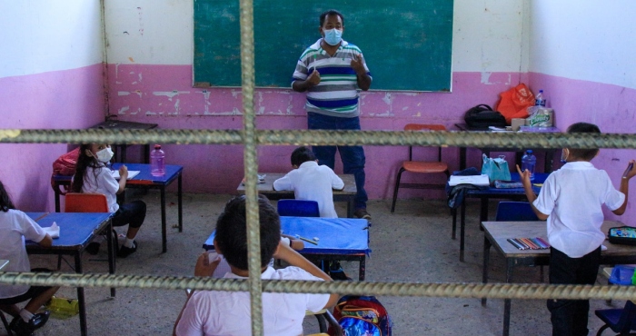 Con varias precariedades los alumnos de la escuela Primaria Thomas Alba Edison, ubicada en la Periferia de Acapulco, regresaron a clases. 