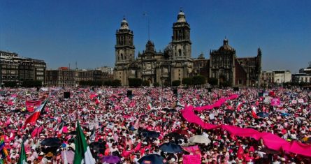 Miles de personas protestan contra una Reforma Electoral propuesta por el Presidente Andrés Manuel López Obrador, en el Zócalo de la Ciudad de México, el domingo 26 de febrero de 2023.