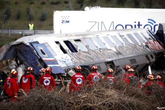 Socorristas maniobran cerca de un vagón descarrilado tras una colisión entre dos trenes en Tempe, a unos 376 kilómetros (235 millas) al norte de Atenas, cerca de la ciudad de Larisa, Grecia, el miércoles 1 de marzo de 2023.