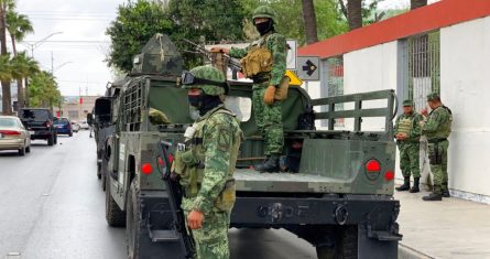 Soldados del Ejército mexicano se preparan para una operación de búsqueda de cuatro ciudadanos de Estados Unidos secuestrados por hombres armados en Matamoros, México, el lunes 6 de marzo de 2023.