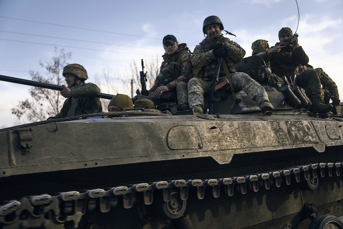 Soldados ucranianos en un vehículo blindado en el frente en Bajmut, región de Donetsk, Ucrania, 22 de marzo de 2023.