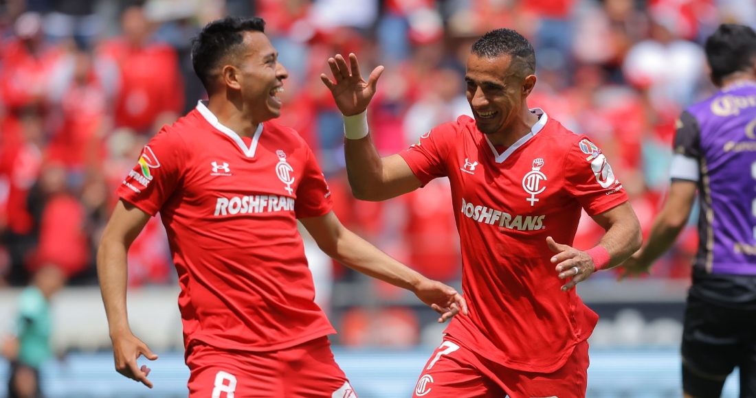 Carlos González, Édgar López, Maximiliano Araujo y Camilo Sanvezzo anotaron los goles con los que Toluca aplastó el domingo 4-1 al colista Mazatlán para escalar al segundo lugar del Torneo Clausura de México.