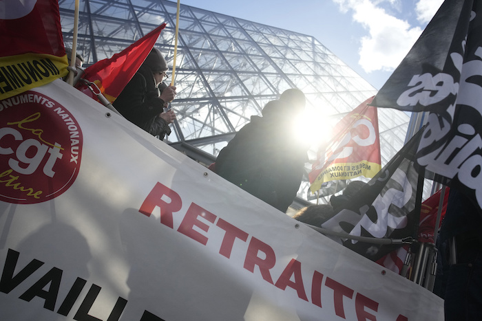 Trabajadores de la industria cultural se manifiestan fuera del Museo del Louvre el lunes 27 de marzo de 2023 en París.