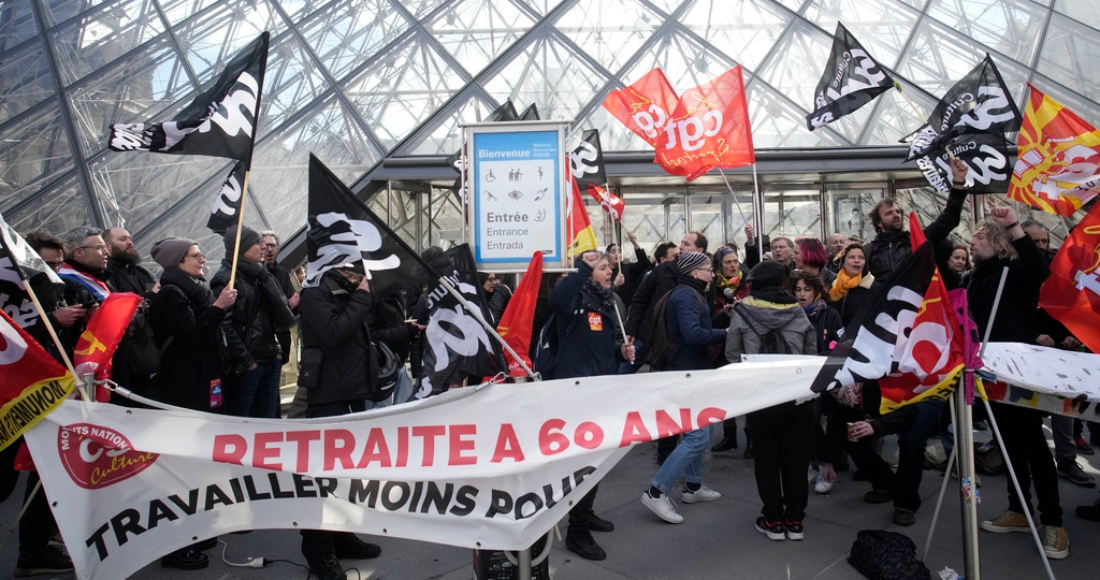 Trabajadores de la industria cultural se manifiestan fuera del Museo del Louvre el lunes 27 de marzo de 2023 en París.