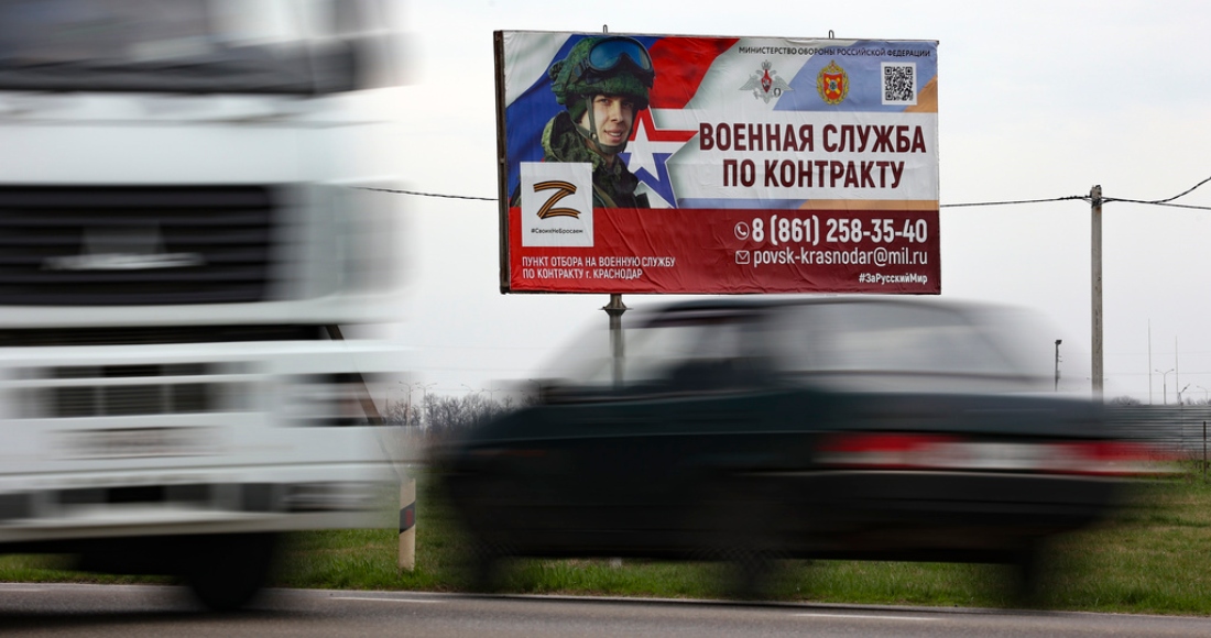 Un cartel que anuncia un "contrato de servicio militar" se ve junto a una autopista a las afueras de Krasnodar, Rusia, el jueves 23 de marzo de 2023. Esta primavera hay una nueva campaña en Rusia que busca reclutas para reponer las tropas en la guerra en Ucrania.