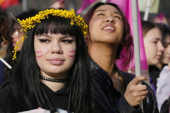 Un grupo de personas participan en una manifestación con motivo del Día Internacional de la Mujer, en Milán, Italia, el 8 de marzo de 2023.