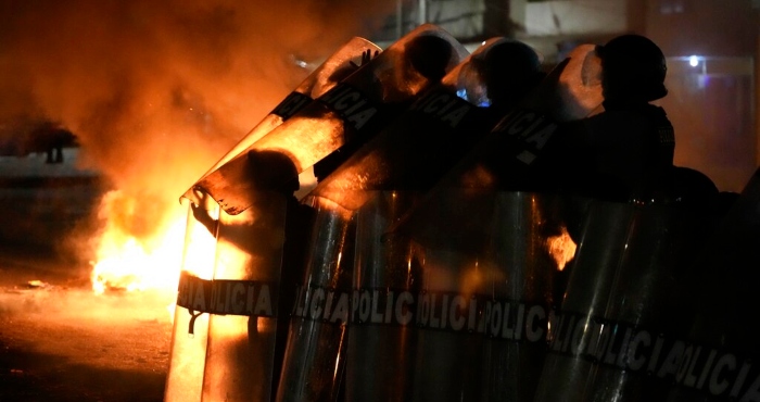 Un grupo de policías se enfrenta a manifestantes antigubernamentales en Perú.