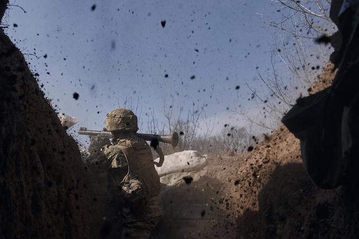 Un soldado ucraniano de la 28va brigada dispara una granada en el frente durante una batalla con tropas rusas cerca de Bajmut, región de Donetsk, Ucrania, 24 de marzo de 2023.