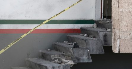 Una cinta delimita y restringe el paso a la zona de entrada de un centro de detención de migrantes mexicano en Ciudad Juárez, México, el martes 28 de marzo de 2023, en el que un incendio en un dormitorio dejó más de tres docenas de migrantes muertos.