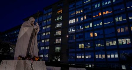 Una estatua del fallecido Papa Juan Pablo II se ve ante el hospital Agostino Gemelli de Roma, el miércoles 29 de marzo de 2023, después de que el Papa Francisco fuera ingresado allí por una infección respiratoria.