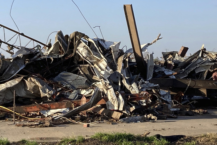 Una montaña de escombros yace en el sitio donde se alzaba una estructura destrozada por un tornado, el sábado 25 de marzo de 2023, en Rolling Fork, Mississippi.