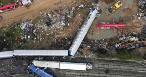 Varios vagones continúan en las vías el viernes 3 de marzo de 2023 luego del choque de trenes del martes 28 de febrero, en Tempe, Grecia.