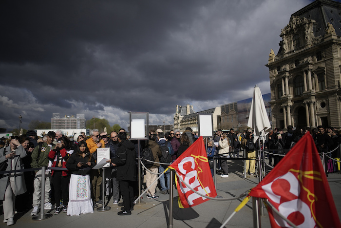 Visitantes esperan formados mientras trabajadores de la industria cultural se manifiestan fuera del Museo del Louvre el lunes 27 de marzo de 2023 en París.