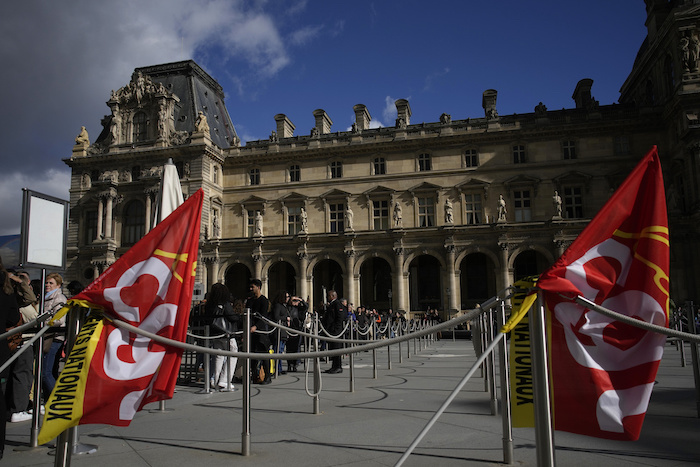 Visitantes esperan formados mientras trabajadores de la industria cultural se manifiestan fuera del Museo del Louvre el lunes 27 de marzo de 2023 en París.