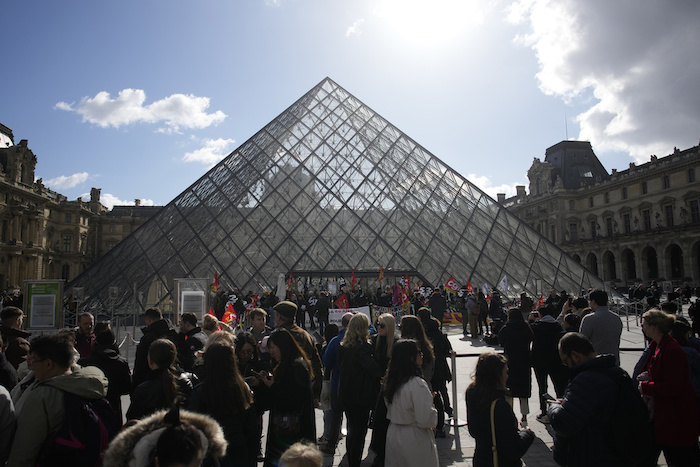 Visitantes esperado frente al Museo del Louvre mientras los trabajadores protestan contra los impopulares planes del Gobierno para reformar el sistema de pensiones, en París, Francia, el 27 de marzo de 2023. 