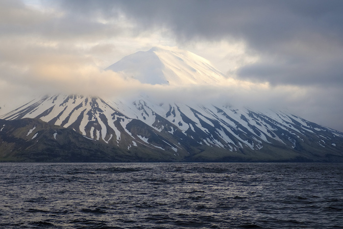 En esta fotografía facilitada por el Observatorio Vulcanológico de Alaska y el Servicio Geológico de Estados Unidos se ve al volcán Tanaga cerca de Adak, en Alaska, el 23 de mayo de 2021.