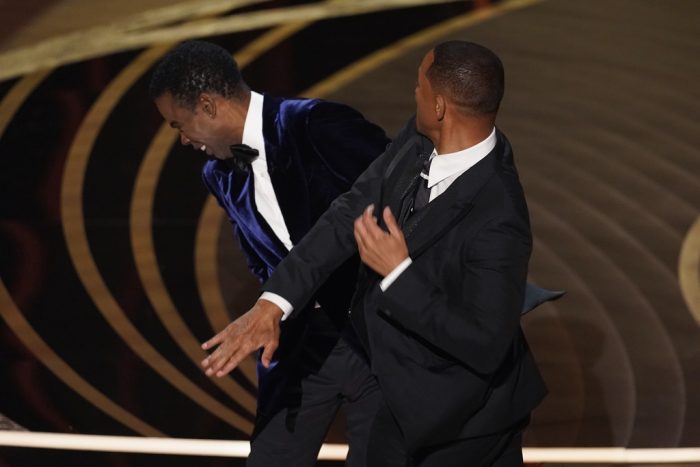 Will Smith, derecha, le da una bofetada al presentador Chris Rock en el escenario durante el anuncio del ganador de Mejor Documental en los Óscar el domingo 27 de marzo de 2022, en el Teatro Dolby en Los Ángeles.