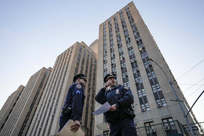 Agentes de policía aseguran el perímetro a las afueras de la Corte Penal de Manhattan, el martes 4 de abril de 2023 en Nueva York.