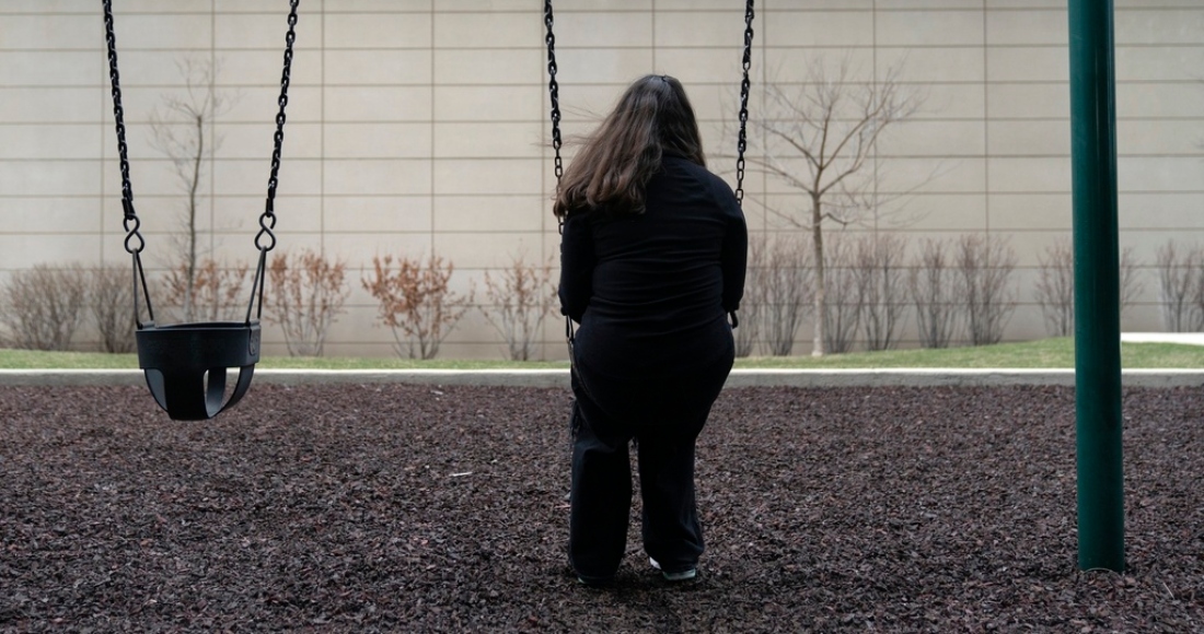 Amelia, de 16 años, se sienta en un parque cerca de su hogar en Illinois, el viernes 24 de marzo de 2023.