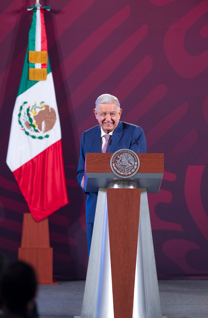 El Presidente Andrés Manuel López Obrador reveló la mañana de este martes que cinco días antes de que terminara el Gobierno de Enrique Peña Nieto, la Comisión Federal para la Protección contra Riesgos Sanitarios (Cofepris) entregó 63 permisos para comercializar productos derivados de la cannabis, la mayoría de ellos están ligados a la familia del expresidente Vicente Fox Quesada.