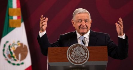 Jorge Alcocer Varela, titular de la Secretaría de Salud (SSa) federal, informó este martes que el estado de salud del Presidente Andrés Manuel López Obrador es bueno, luego de haberse contagiado de la COVID-19 por tercera ocasión, por lo que será dado de alta en unos días.