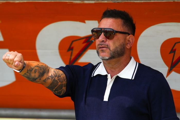 Antonio Mohamed, técnico de los Pumas, canta el himno universitario, durante el encuentro ante el Toluca.