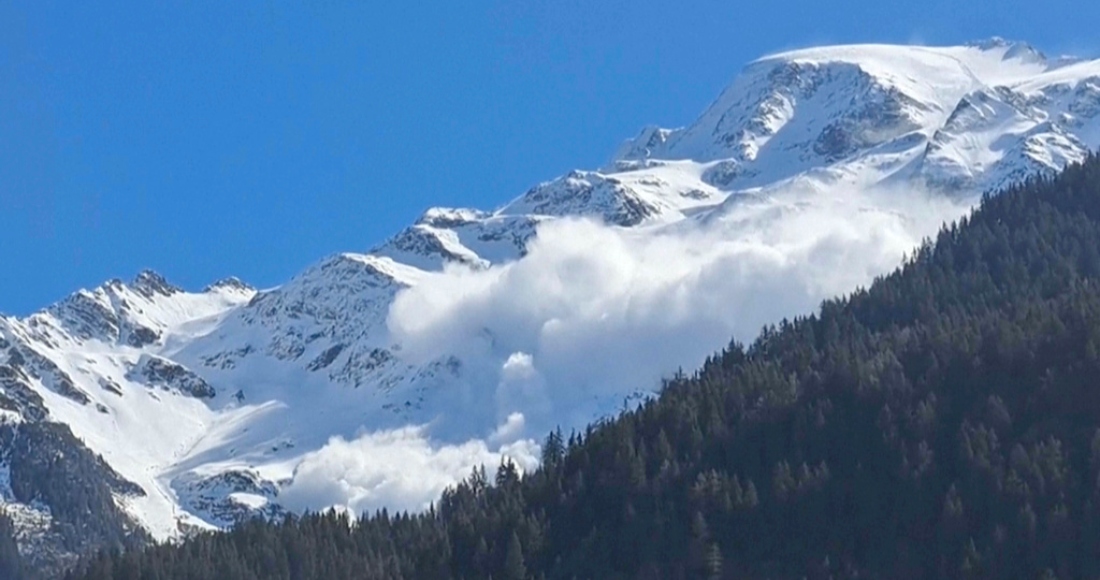 En esta foto proporcionada por Contamines Montjoie, una avalancha desciende por el glaciar Armancette en Contamines-Montjoie, Francia, el domingo 9 de abril de 2023.