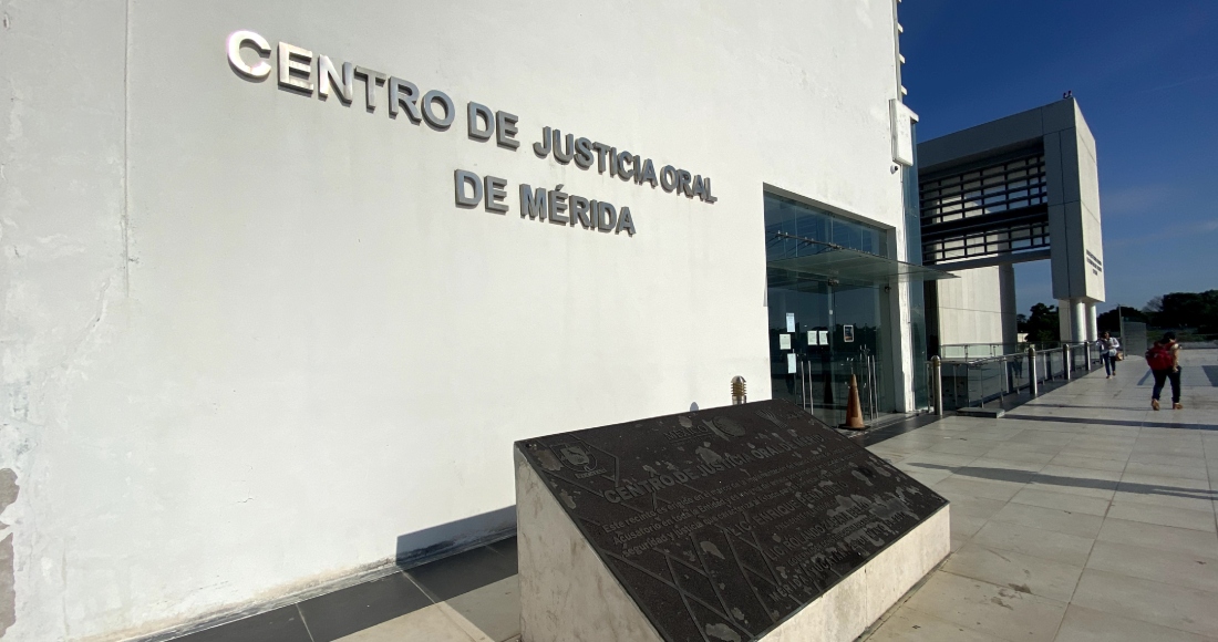 La defensora de derechos trans yucateca Dafne Aguilar, mejor conocida como “Muñeca”, fue absuelta de los cargos de desobediencia y resistencia de particulares, y ataques peligrosos a servidores públicos, que le fueron imputados tras ser arrestada después de participar en una protesta en solidaridad con la lucha del pueblo maya de Sitilpech contra las megagranjas porcícolas.