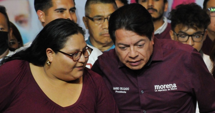 Mario Delgado, dirigente nacional de Morena, y Citlalli Hernández, secretaria general del partido, dialogan durante una conferencia. 