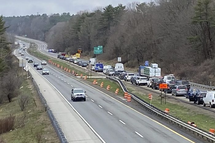 Esta imagen tomada de un video de la televisora WGME-TV muestra el congestionamiento de vehículos en un carrill tras un tiroteo que dejó cuatro personas heridas en la carretera Interestatal 295, en Yarmouth, Maine, el martes 18 de abril de 2023.