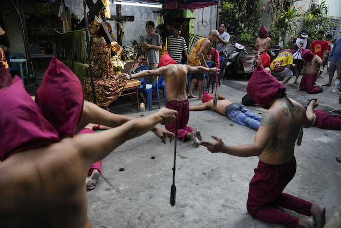 Devotos filipinos oran el Jueves Santo o para expiar sus pecados o cumplir promesas en la ciudad de Mandaluyong, Filipinas, el 6 de abril de 2023.