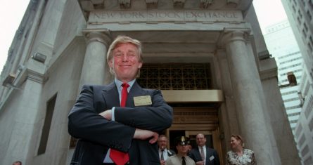 Donald Trump, entonces desarrollador inmobiliario, posa para fotos fuera de la Bolsa de Valores de Nueva York, el 7 de junio de 1995.