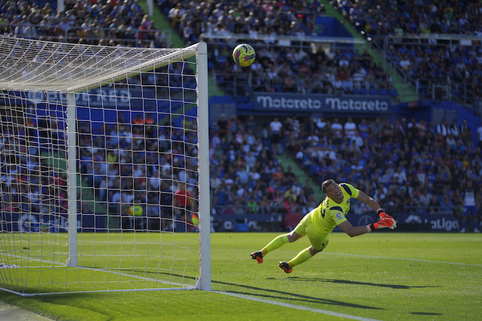 El arquero de Getafe David Soria ve pasar el balón durante el partido contra Barcelona en la Liga española, el domingo 16 de abril de 2023, en Getafe, España.