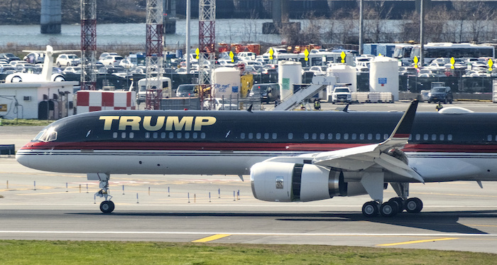 El avión del expresidente Donald Trump llega al Aeropuerto La Guardia, el lunes 3 de abril de 2023, en Nueva York.