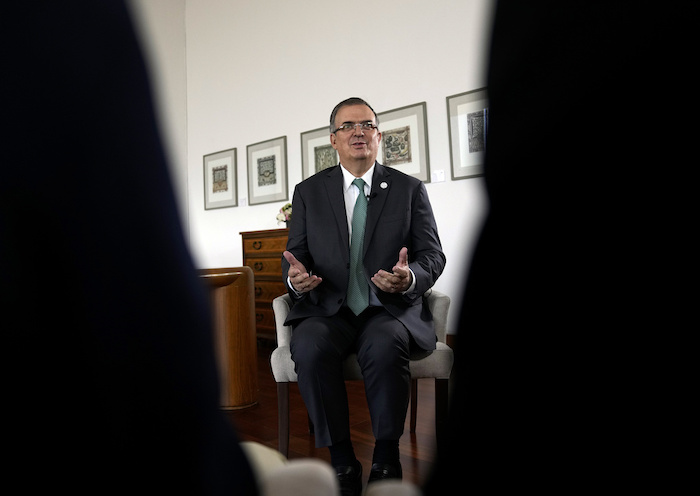 El Canciller mexicano Marcelo Ebrard da una entrevista en su oficina en la Ciudad de México, el lunes 3 de abril de 2023.