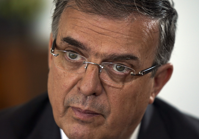 El Canciller mexicano Marcelo Ebrard escucha una pregunta durante una entrevista en su oficina en la Ciudad de México el lunes 3 de abril de 2023.