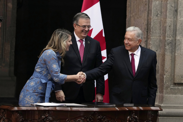 El Canciller mexicano Marcelo Ebrard, quien aparece entre el Presidente mexicano, Andrés Manuel López Obrador, a la derecha, y la Canciller canadiense Melanie Joly, participa en una ceremonia de firma de un acuerdo bilateral en el Palacio Nacional de la Ciudad de México, el 11 de enero de 2023.