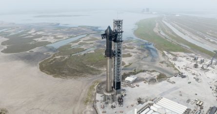 Foto sin fecha proporcionada por SpaceX que muestra el cohete Starship de la compañía en su sitio de lanzamiento en Boca Chica, Texas.