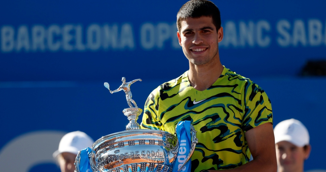 El español Carlos Alcaraz posa con el trofeo tras ganar la final del Abierto de Barcelona al superar al griego Stefanos Tsitsipas el domingo 23 de abril del 2023.