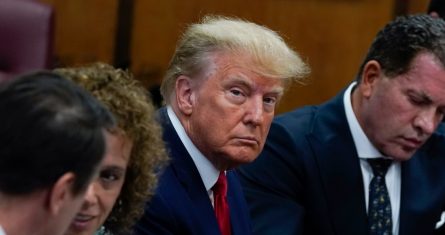 El expresidente Donald Trump asiste el martes 4 de abril de 2023 a una comparecencia ante el tribunal en Nueva York. Trump escuchó cargos penales derivados de pagos de dinero por su silencio a una actriz porno durante su campaña de 2016.