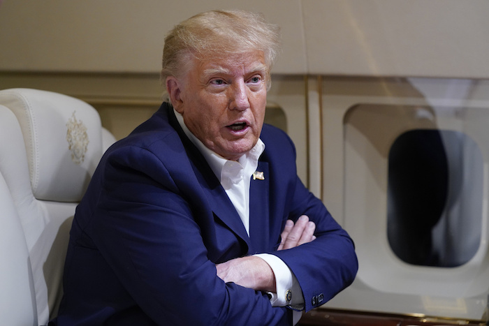 El expresidente Donald Trump habla con los reporteros durante un vuelo tras un mitin de campaña en Waco, Texas, el sábado 25 de marzo de 2023, con destino a West Palm Beach, Florida.