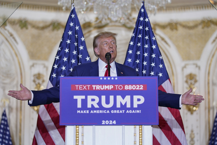 El expresidente Donald Trump habla en su finca Mar-a-Lago el martes 4 de abril de 2023, en Palm Beach, Florida, después de haber sido inculpado horas antes en la ciudad de Nueva York.