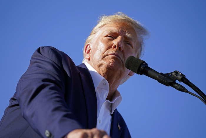 El expresidente Donald Trump habla en un acto de campaña el 25 de marzo de 2023, en el Aeropuerto Regional de Waco, Texas.