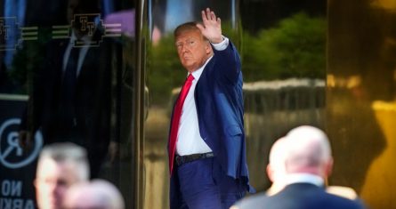 El expresidente Donald Trump llega a la Torre Trump, el lunes 3 de abril de 2023, en Nueva York.