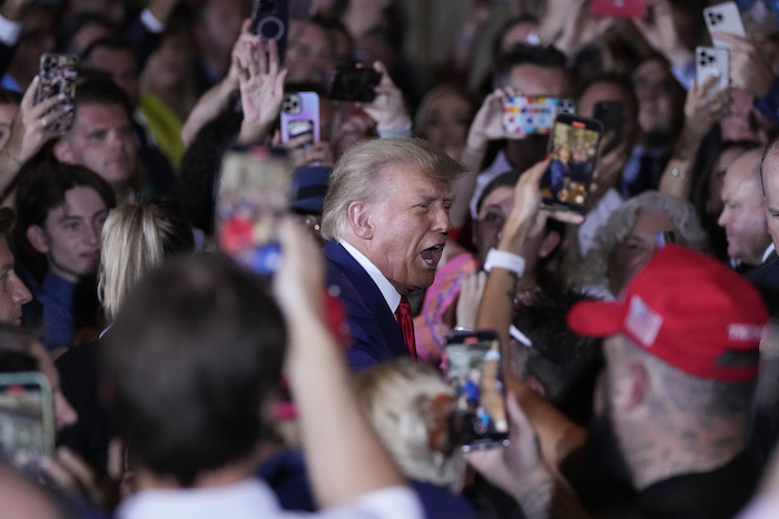 El expresidente Donald Trump llega para dar un discurso en su finca de Mar-a-Lago, horas después de ser inculpado por un tribunal de distrito de la ciudad de Nueva York, el martes 4 de abril de 2023, en Palm Beach, Florida.