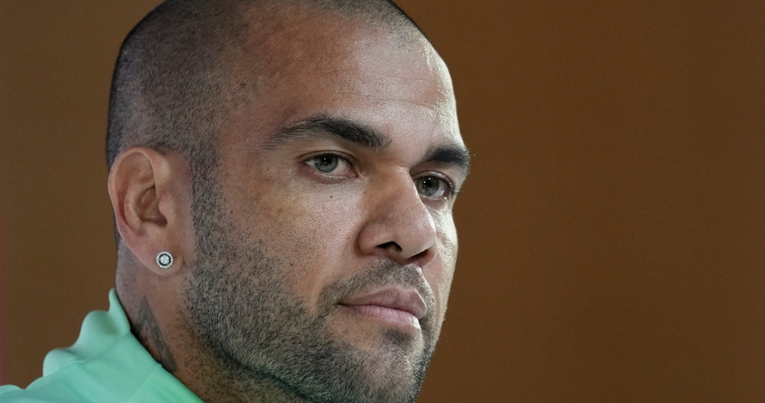 El futbolista brasileño escucha una pregunta durante una conferencia de prensa la víspera del partido del Grupo G entre Brasil y Camerún, en Doha, Qatar, el 1 de diciembre de 2022. Alves compareció el lunes 17 de abril ante un Juez que investigaba una acusación de agresión sexual en su contra.